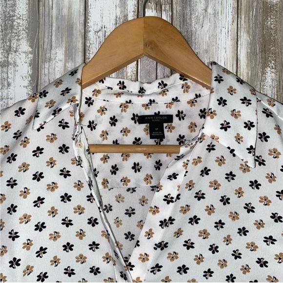 Ann Taylor White Floral Button Down - Picture 4 of 5